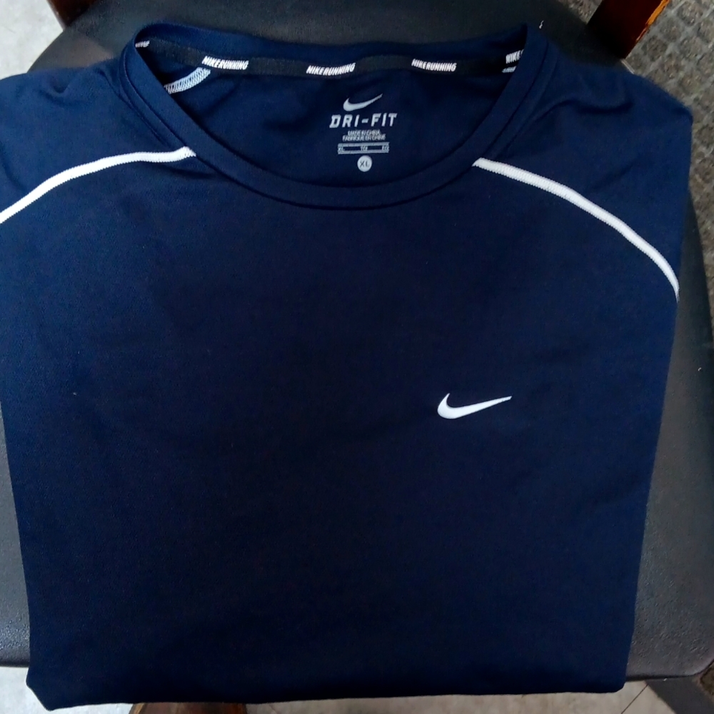 Navy blue men's xl Nike long sleeve running shirt.